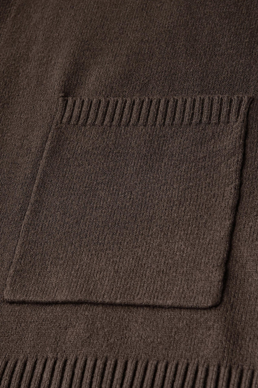 Bruin vest van Street One, gebreide textuur met opgestikte zak en geribbelde boorden.