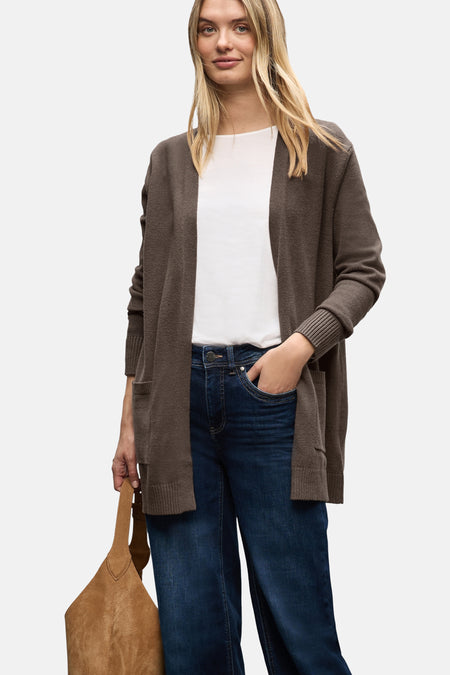 Bruin vest van Street One, gedragen over een wit T-shirt en een donkerblauwe jeans, met een bruine suède handtas.
