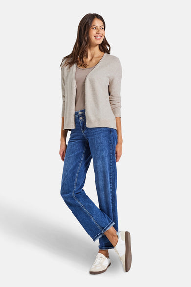 Cardigan beige de STREET ONE, porté sur un t-shirt uni et un jean ample, avec des chaussures de sport blanches.
