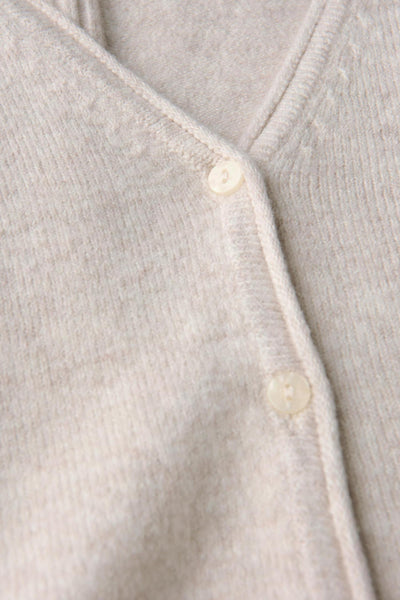 Cardigan beige de Street One, en tricot fin avec boutons nacrés, cadré en gros plan.
