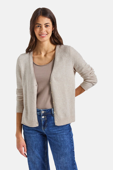 Cardigan beige en maille de Street One, porté avec un débardeur taupe et un jean bleu.