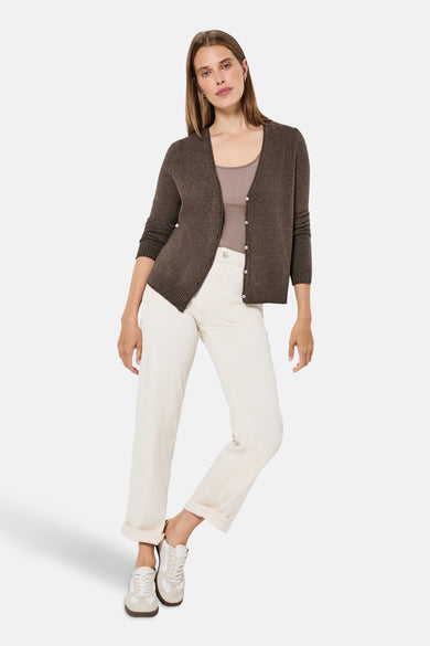 Cardigan marron, de Street One, porté avec un débardeur uni et un pantalon blanc.