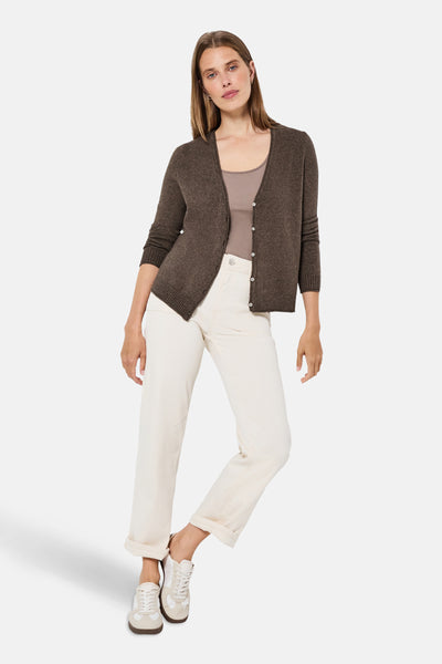 Cardigan marron, de Street One, porté avec un débardeur uni et un pantalon blanc.