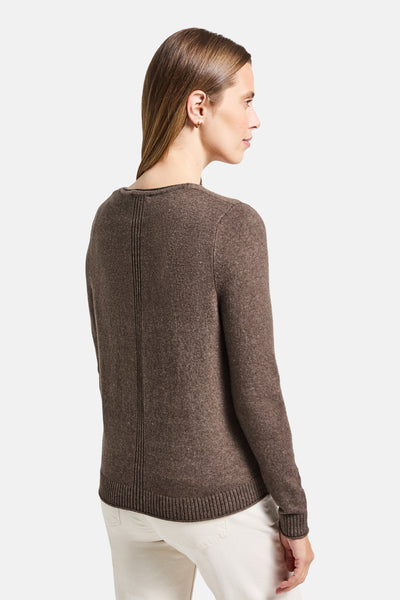Cardigan brun par Street One, avec maille texturée et coupe décontractée, porté avec un pantalon blanc.