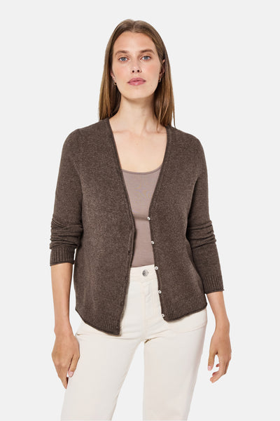 Cardigan brun STREET ONE porté sur un débardeur et un pantalon clair.