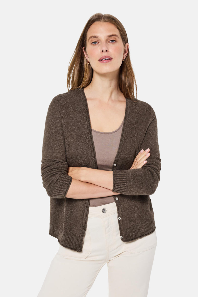 Cardigan brun de STREET ONE, porté sur un débardeur et un pantalon de couleur crème, avec les bras croisés.