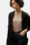 Bruin gebreid vest van STREET ONE, gedragen met een beige T-shirt, een donkerblauwe jeans met omslag en witte sneakers.