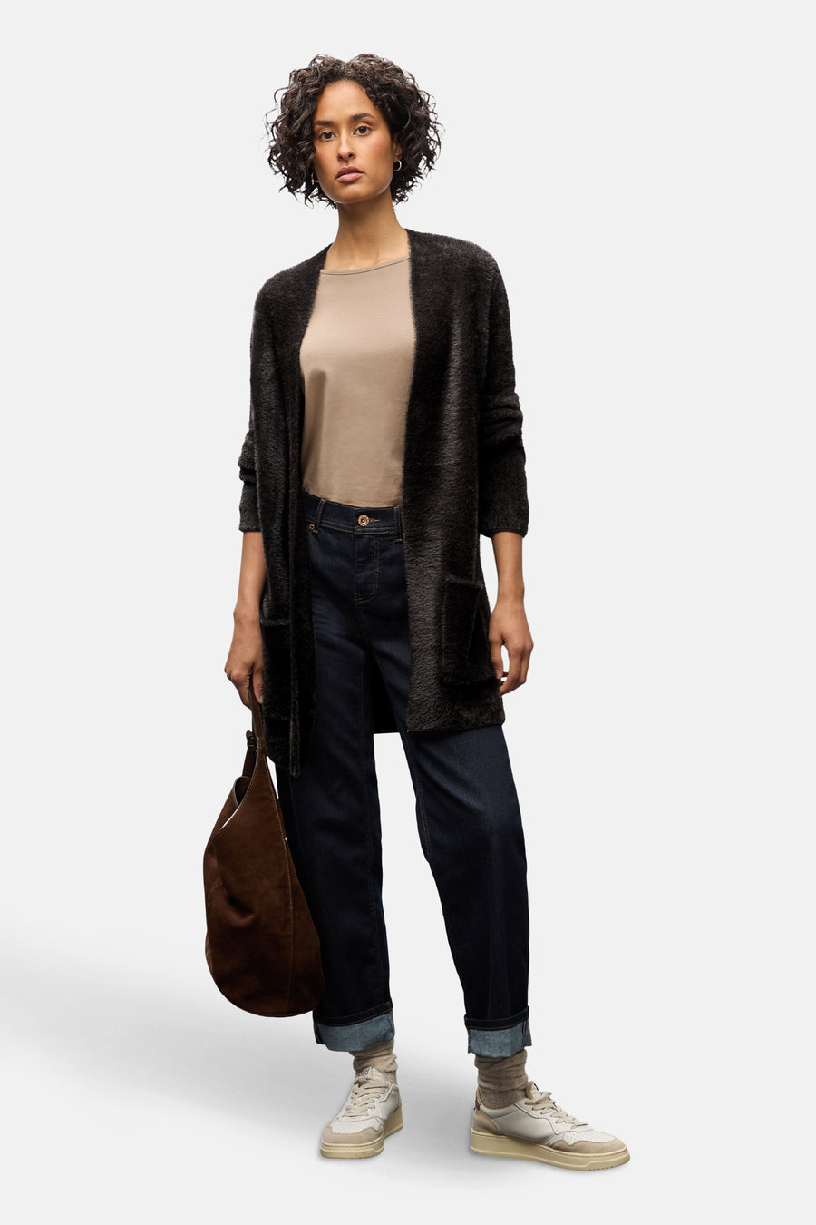 Gilet brun en tricot de STREET ONE, porté avec un t-shirt beige, un jean bleu foncé à revers et des baskets blanches.