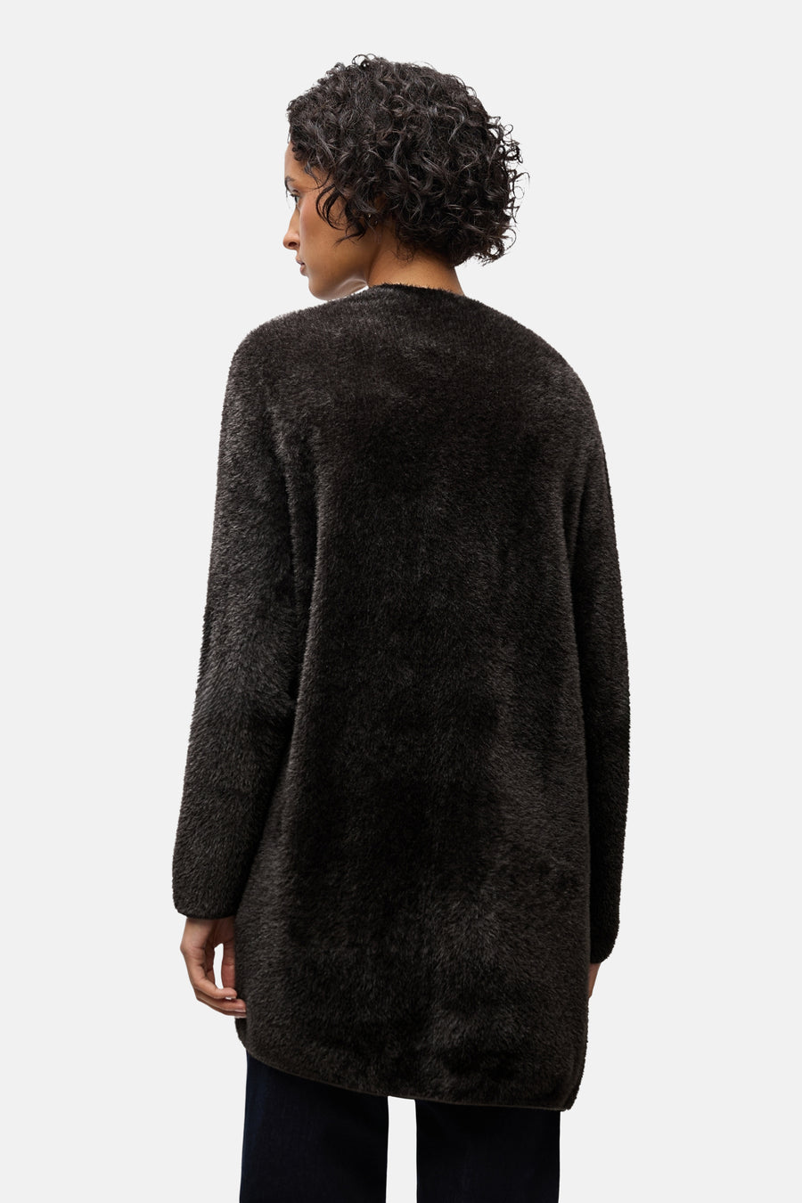 Bruine nepbonten gilet van Street One, gedragen met een donkere broek, achtergezicht.