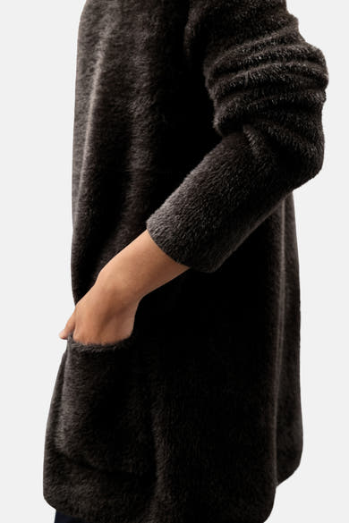 Lange bruine nepbonten bodywarmer van Street One met een hand in de zak, close-up.