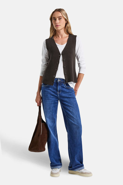 Bruin vest in ribgebreide stof van STREET ONE, gedragen over een witte top met lange mouwen en met een blauwe jeans.