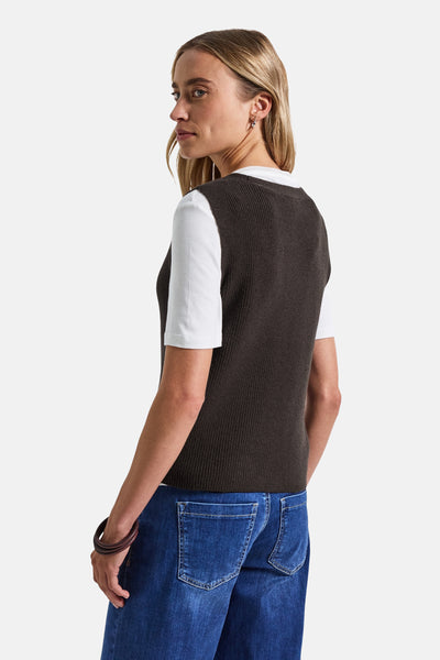 Bruin gebreid mouwloos vest van Street One, gedragen over een wit T-shirt en een blauwe jeans.