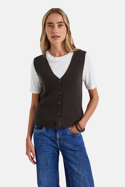 Bruine gebreide vest van Street One, gedragen over een wit T-shirt en een blauwe jeans.