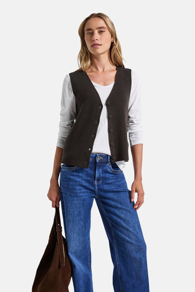 Bruine gebreide vest van Street One, gedragen over een wit T-shirt met lange mouwen en een blauwe jeans.