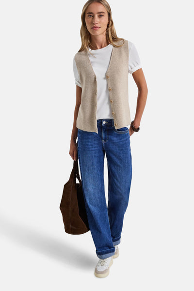 Beige gebreid vest van Street One, gedragen over een wit T-shirt en een blauwe jeans.