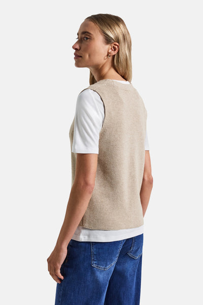 Beige geribde gebreide bodywarmer van Street One, gedragen over een wit T-shirt en een blauwe spijkerbroek.