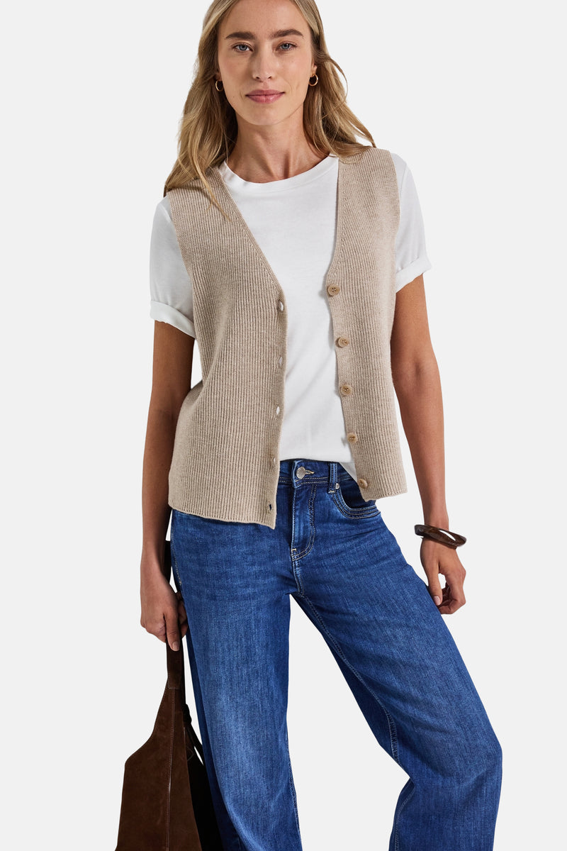 Beige ribgebreid vest van Street One, gedragen over een wit T-shirt en een blauwe jeans.