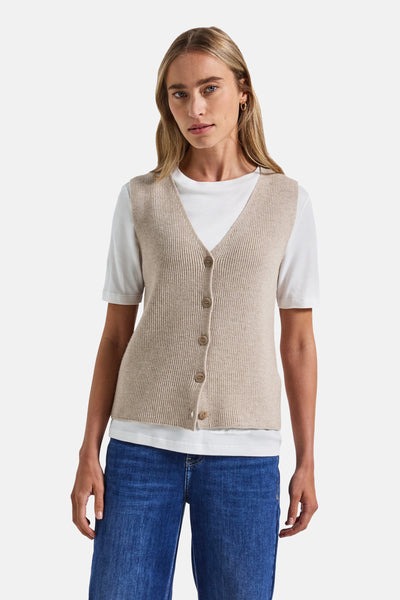 Beige ribgebreid vest van Street One, gedragen over een wit T-shirt en een blauwe jeans.