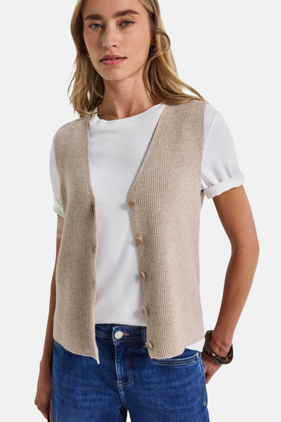 Beige geribde gebreide gilet van STREET ONE, gedragen over een wit T-shirt en een blauwe jeans.