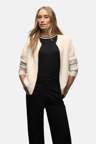 Ecru vest van STREET ONE, van pluizig breiwerk, gedragen met een zwarte broek en een zwart topje.