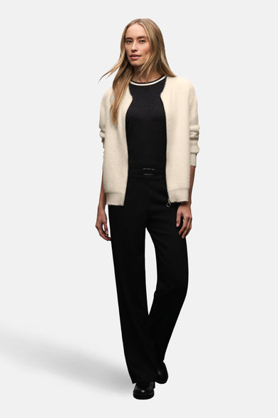 Cardigan écru de STREET ONE, en maille duveteuse, porté avec un pantalon noir et un haut noir.