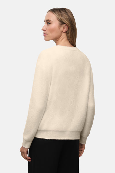 Ecru vest van STREET ONE, zachte textuur en lange mouwen, gedragen over een zwarte broek.