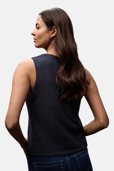 Blauwe tanktop van Street One, met een zichtbare gebreide textuur en gedragen met een klassieke jeans.