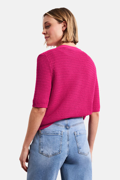 Roze vest van STREET ONE in opengebreide stof met korte mouwen, van achteren gedragen met een lichtblauwe jeans.