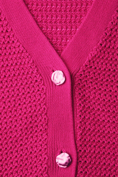 Roze vest van STREET ONE in opengebreide stof met V-hals en glanzende ronde knopen, close-up.