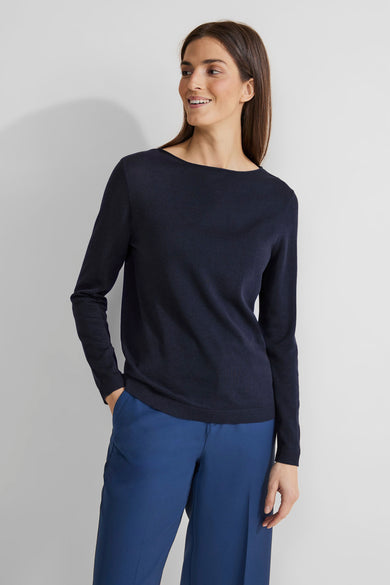 Pull bleu encolure bateau de Street One, porté avec un pantalon bleu.