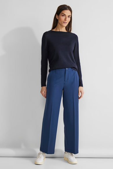 Pull bleu marine de STREET ONE, porté avec un pantalon taille haute bleu et des baskets blanches.