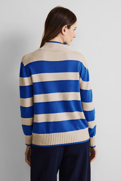 Pull bleu à rayures horizontales by Street One, vu de dos, porté avec un pantalon bleu marine uni.
