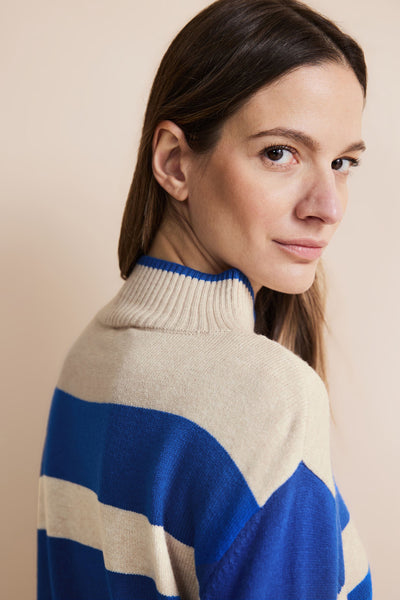 Pull rayé en maille, bleu, de Street One, porté par un mannequin regardant par-dessus son épaule.

