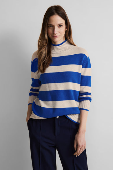 Pull col O bleu de Street One, à rayures horizontales beiges et porté avec un pantalon bleu marine.
