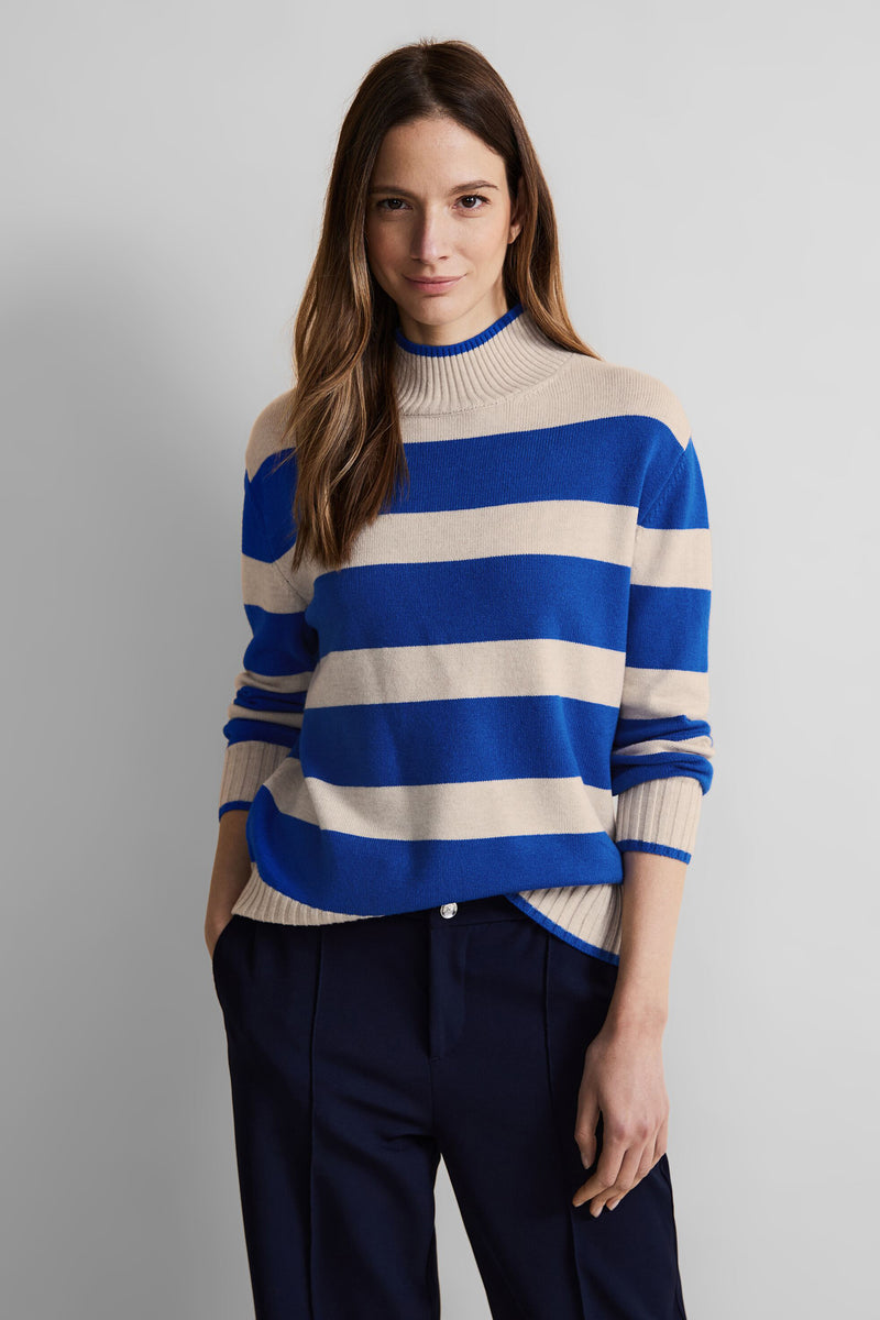 Pull col O bleu de Street One, à rayures horizontales beiges et porté avec un pantalon bleu marine.
