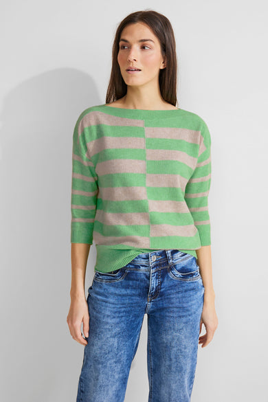 Pull rayé en vert par STREET ONE, porté avec un jean décontracté.