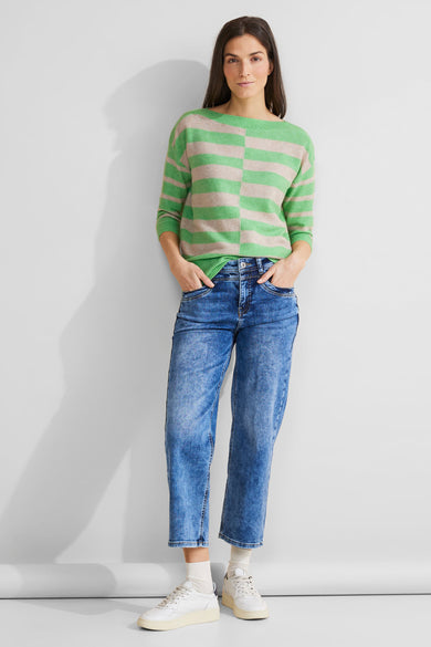 Pull vert à rayures, de STREET ONE, porté avec un jean bleu et des baskets blanches.