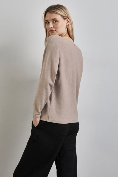 Ronde mouwige beige-shirt van STREET ONE, gedragen met een textuur zwarte broek.
