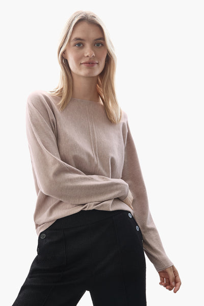 Pull col rond beige de STREET ONE, avec manches longues et pantalon noir à boutons.
