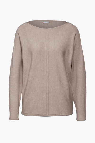 Pull beige en maille par Street One, avec encolure bateau et coupe décontractée.