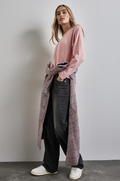 Pull rose à col rond de STREET ONE, porté avec un pantalon noir et un manteau à carreaux.