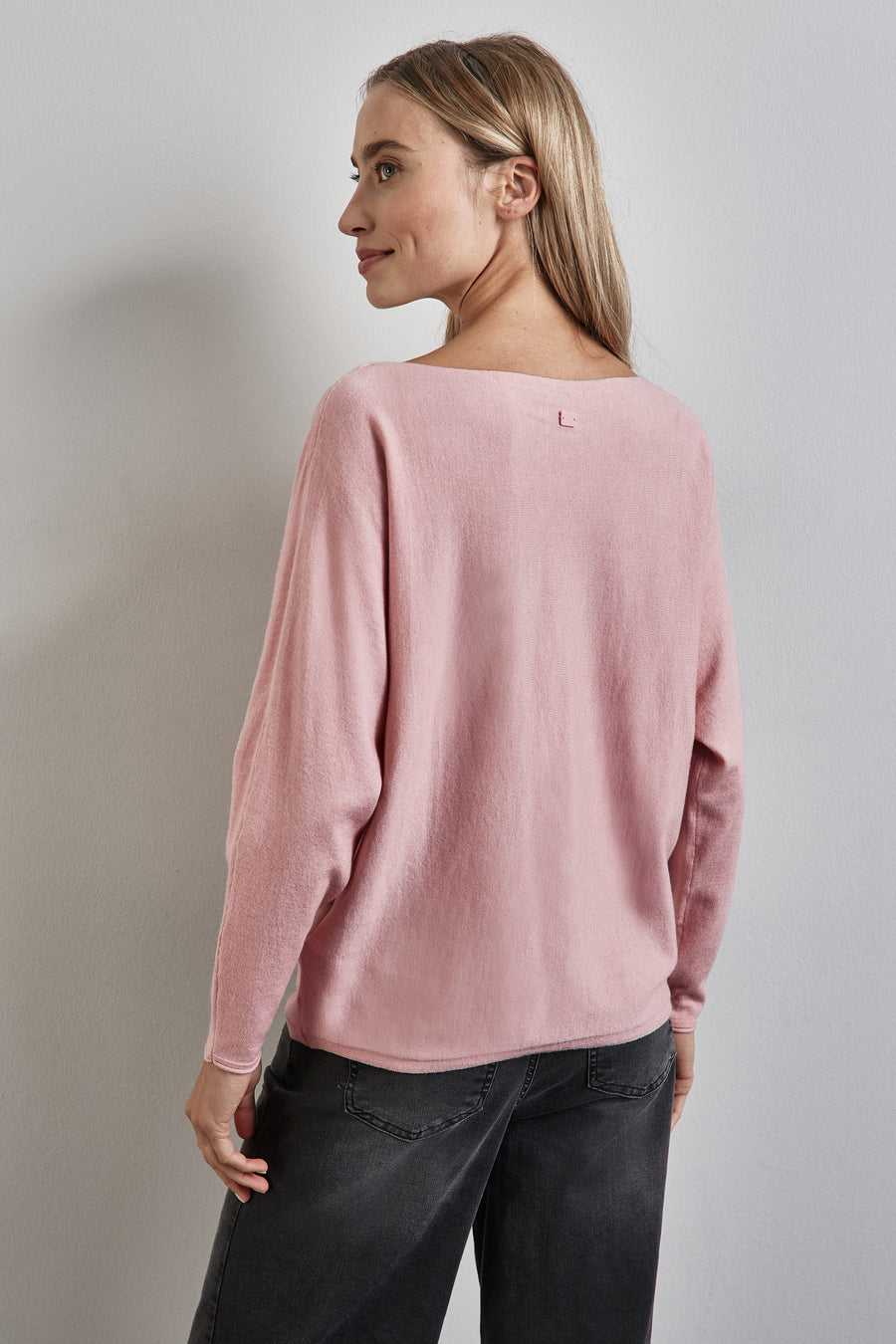 Roze trui van STREET ONE, losse pasvorm, gedragen met een zwarte verbleekte jeans, achtergezicht.