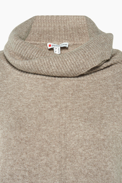 Beige coltrui van Street One, in een getextureerde breisel met gedrapeerde kraag.
