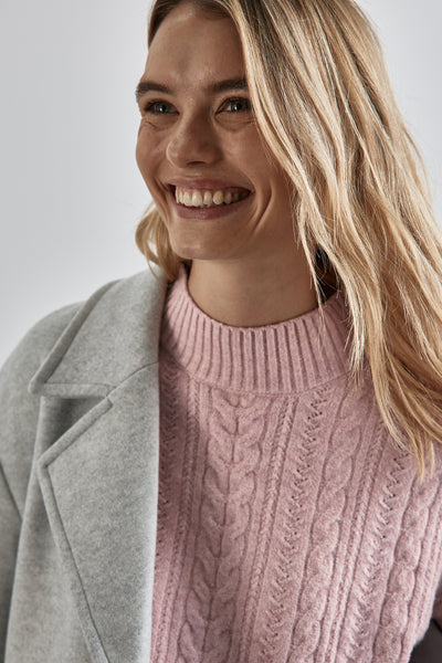 Pull à col rond rose de Street One avec une texture tressée porté sous un manteau gris clair.