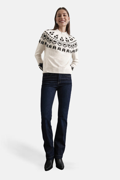 Pull à col rond écru de STREET ONE, avec motif géométrique noir, porté avec un jean bleu foncé et des bottines noires.