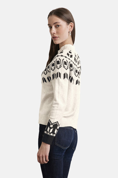 Pull à col rond écru de STREET ONE avec motif géométrique noir et pantalon en jean bleu foncé.