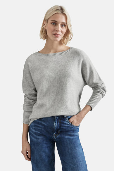 Grijze rondehals trui van STREET ONE, gedragen met een blauwe jeans en sportschoenen.