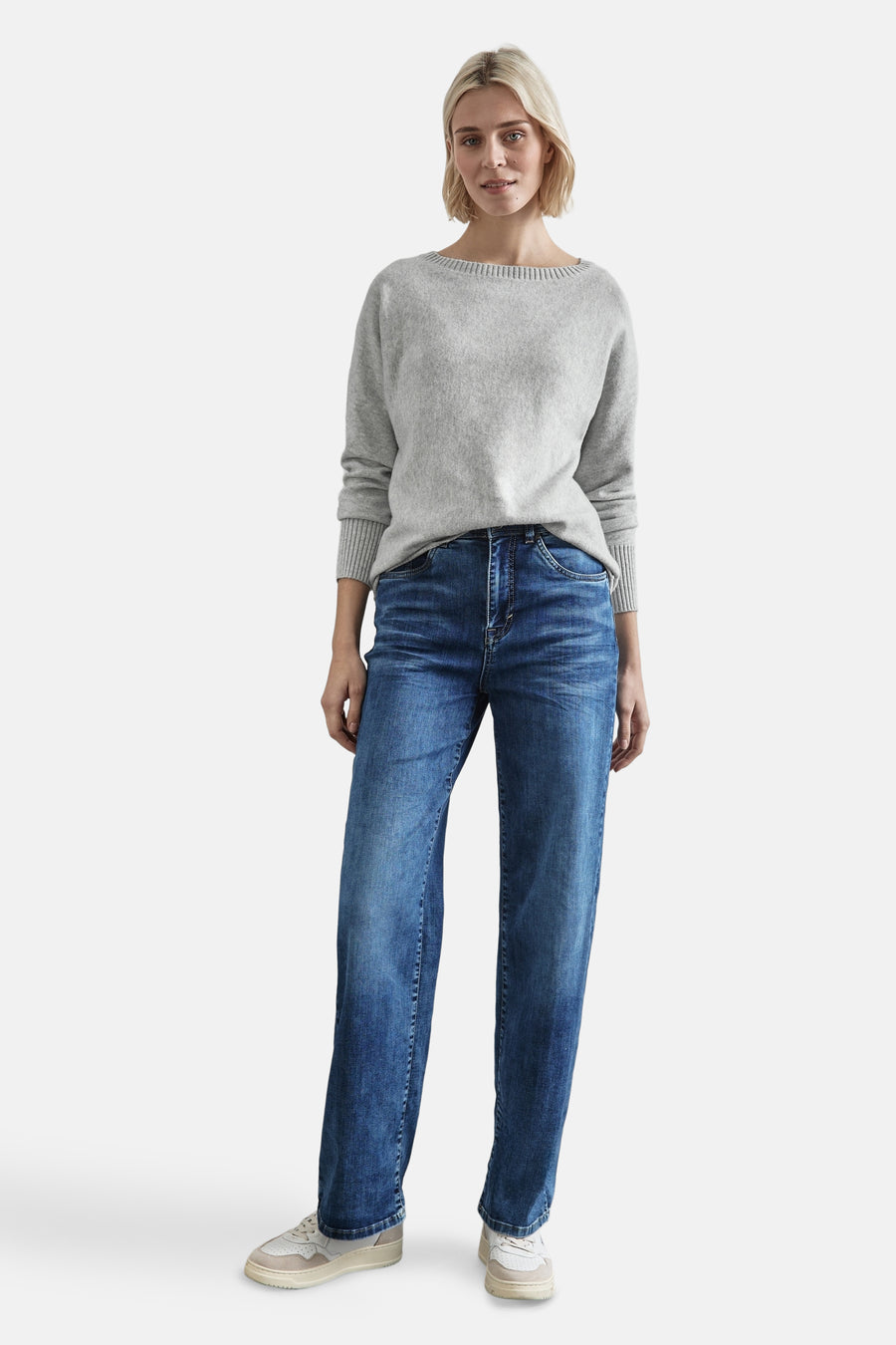 Pull à col rond gris de STREET ONE, porté avec un jean bleu et des chaussures de sport.