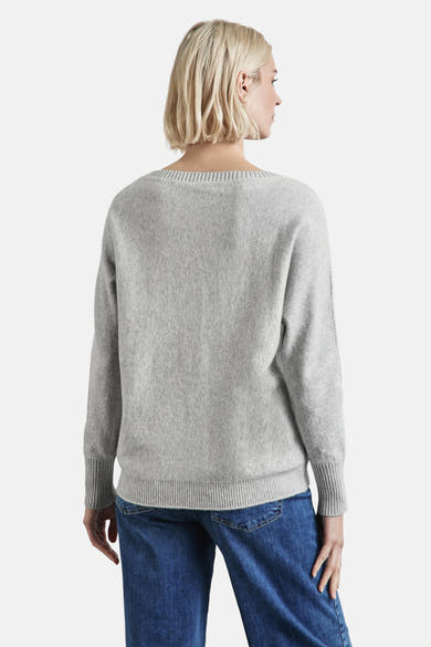 Grijze rondehals trui van STREET ONE, gebreid, gedragen met een blauwe jeans, achterzicht.