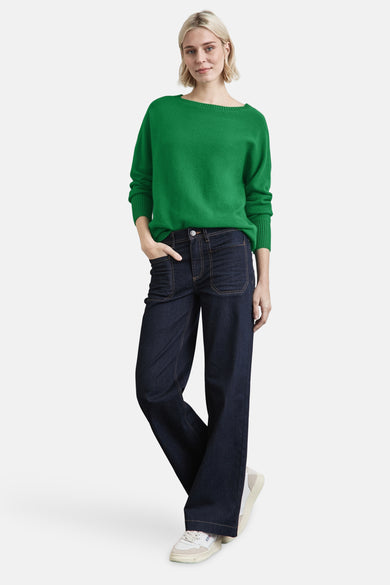 Groene trui met ronde hals van STREET ONE, gedragen met een wijde jeans en witte sneakers.